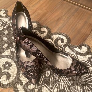 Nine West Black & Tan Lace Pumps Size 8 1/2